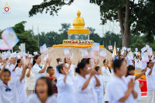 ภาพ No.346531:วันอาทิตย์ที่ 30 สิงหาคม พ.ศ.2569 พิธีทอดผ้าป่า สวดธรรมจักรกัปปวัตนสูตรกลั่นแผ่นดินโปรยรัตนชาติ  สถาปนาองค์พระเจดีย์เพื่อสร้างสันติภาพโลก  ณ ศูนย์ปฏิบัติธรรมพนมสารคาม (เพชรตะวัน) จังหวัดฉะเชิงเทรา