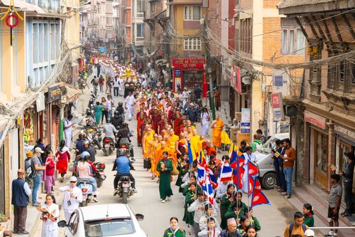 ภาพ No.313563:วันพฤหัสบดีที่ 12 มีนาคม พ.ศ. 2569 ขบวนแห่นาคธรรมทายาทในโครงการบรรพชาสามเณร 500 รูป  จาก นาคบาฮาล (Nagbahal) สู่จัตุรัสปาทัน (Patan Durbar Square) ประเทศเนปาล