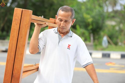 ภาพ No.280859:วันที่ 27 ธันวาคม พ.ศ.2568 คณะสงฆ์และเจ้าหน้าที่ทุกสังกัด ช่วยกันเตรียมงานตักบาตรพระ 1,000 รูป จ.สตูล