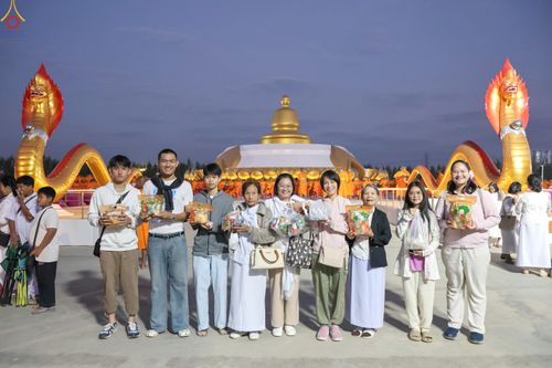 ภาพ No.302401:วันที่ 24 มกราคม พ.ศ. 2569 พิธีตักบาตรพระธรรมยาตรา ณ อนุสรณ์สถานลำดับที่ 5 สถานที่เผยแผ่วิชชาธรรมกายครั้งแรก อนุสรณ์สถานบางปลา วัดบางปลา อำเภอบางเลน จังหวัดนครปฐม ในโครงการธรรมยาตรา กตัญญูบูชา มหาปูชนียาจารย์ พระมงคลเทพมุนี(สด จนฺทสโร) พระผู้ปราบมาร อนุส