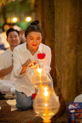 ภาพ No.290161:วันที่ 6 มกราคม พ.ศ. 2569 พิธีจุดประทีปถวายเป็นพุทธบูชา และบูชาธรรมมหาปูชนียาจารย์ (ภาพชุดที่ 2) ณ อนุสรณ์สถานมหาวิหารพระมงคลเทพมุนี (โลตัสแลนด์) อ.สองพี่น้อง จ.สุพรรณบุรี ในโครงการธรรมยาตรา กตัญญูบูชา มหาปูชนียาจารย์ พระมงคลเทพมุนี(สด จนฺทสโร) พระผู้ปรา