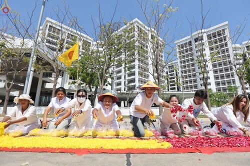 ภาพ No.304017:วันที่ 25 มกราคม พ.ศ. 2569 พิธีต้อนรับพระธรรมยาตรา  รร.สามัคคีราษฏร์บำรุง-วัดพระธรรมกาย ในโครงการธรรมยาตรา กตัญญูบูชา มหาปูชนียาจารย์ พระมงคลเทพมุนี(สด จนฺทสโร) พระผู้ปราบมาร อนุสรณ์สถาน 7 แห่ง ปีที่ 14