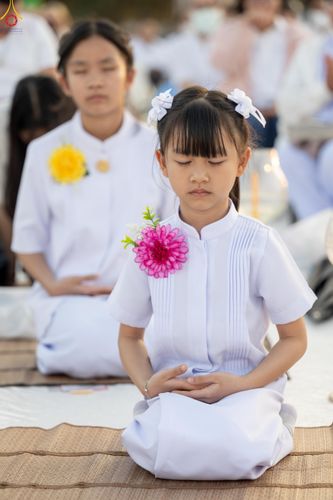 ภาพ No.302011:วันที่ 23 มกราคม พ.ศ. 2569 พิธีจุดประทีปธรรมถวายเป็นพุทธบูชา และบูชาธรรมมหาปูชนียาจารย์  ณ อนุสรณ์สถานลำดับที่ 5 สถานที่เผยแผ่วิชชาธรรมกายครั้งแรก อนุสรณ์สถานบางปลา วัดบางปลา อำเภอบางเลน จังหวัดนครปฐม ในโครงการธรรมยาตรา กตัญญูบูชา มหาปูชนียาจารย์ พระมงคล