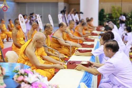 ภาพ No.86448:วันธรรมชัย ปีที่ 55 พิธีทอดผ้าป่ากฐินสมทบครั้งที่1, พิธีเจริญพุทธมนต์ ลูกนิมิตมหาสมบัติฯ พิธีจุดประทีป,พิธีฉลองชัยสวดมนต์บทธัมมจักกัปปวัตนสูตร วันอาทิตย์ที่ 27 สิงหาคม พ.ศ.2566 ณ สภาธรรมกายสากล / มหารัตนวิหารคด วัดพระธรรมกาย