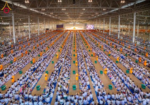 ภาพ No.308465:วันที่ 1 กุมภาพันธ์ พ.ศ. 2569 พิธีตักบาตรข้าวสารอาหารแห้ง ณ บ้านแก้วเรือนทองคุณยาย สภาธรรมกายสากล วัดพระธรรมกาย