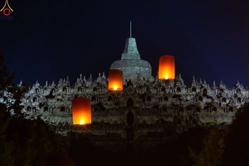 ภาพ No.82096:พิธีจุดวิสาขประทีป 22,000 ดวงและโคมลอย 3,000 ดวง ( Festival  lampion Vesak Indonesia) ณ มหาเจดียบรมพุทโธ อินโดนีเซีย  วันอาทิตย์ที่ 4 มิ.ย. พ.ศ.2566
