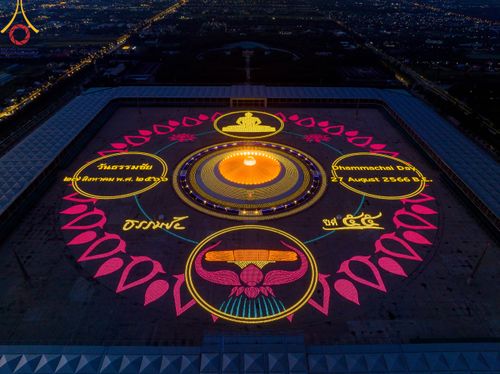 ภาพ No.86469:วันธรรมชัย ปีที่ 55 พิธีทอดผ้าป่ากฐินสมทบครั้งที่1, พิธีเจริญพุทธมนต์ ลูกนิมิตมหาสมบัติฯ พิธีจุดประทีป,พิธีฉลองชัยสวดมนต์บทธัมมจักกัปปวัตนสูตร วันอาทิตย์ที่ 27 สิงหาคม พ.ศ.2566 ณ สภาธรรมกายสากล / มหารัตนวิหารคด วัดพระธรรมกาย