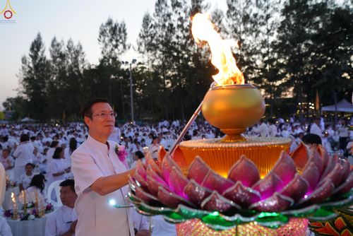 ภาพ No.292088:วันที่ 10 มกราคม พ.ศ. 2569 พิธีจุดประทีปถวายเป็นพุทธบูชา และบูชาธรรมมหาปูชนียาจารย์  ณ อนุสรณ์สถานคลองบางนางแท่น อ.สามพราน จ.นครปฐม ในโครงการธรรมยาตรา กตัญญูบูชา มหาปูชนียาจารย์ พระมงคลเทพมุนี(สด จนฺทสโร) พระผู้ปราบมาร อนุสรณ์สถาน 7 แห่ง ปีที่ 14