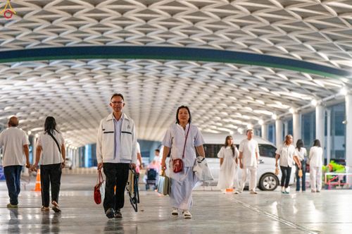 ภาพ No.280277:วันที่ 31 ธันวาคม พ.ศ.2568 -วันที่ 1 มกราคม พ.ศ.2569 พิธีฉลองชัยสวดมนต์บทธัมมจักกับปปวัตนสูตร ครบ 8,000,000,000 จบ , พิธีสวดมนต์ข้ามปี ณ วัดพระธรรมกาย