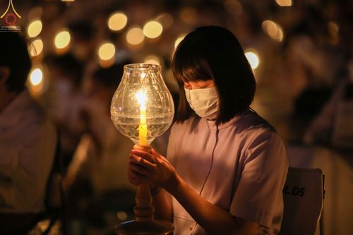 ภาพ No.70295:พิธีจุดประทีปถวายเป็นพุทธบูชา และบูชาธรรมมหาปูชนียาจารย์ ในโครงการธรรมยาตรากตัญญูบูชา มหาปูชนียาจารย์ พระมงคลเทพมุนี(สด จนฺทสโร) พระผู้ปราบมาร ปีที่ 11 ณ อนุสรณ์สถานลำดับที่ 2 สถานที่ตั้งมโนปณิธานบวชตลอดชีวิต อนุสรณ์สถานคลองบางนางแท่น อ.สามพราน จ.นครปฐม 