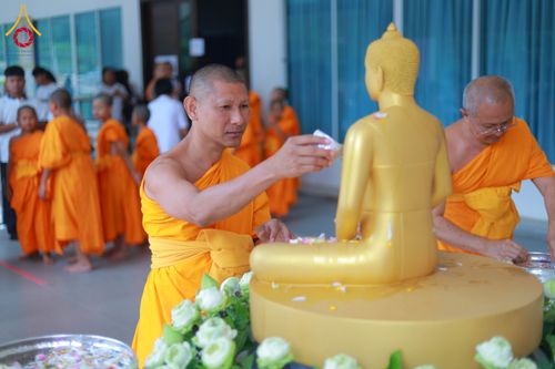 ภาพ No.321915:วันที่ 12 เมษายน พ.ศ.2569 ตักบาตรสงกรานต์ฉลองสามเณรใหม่  ณ ศูนย์ปฏิบัติธรรมระยอง(บ้านช่องลม)