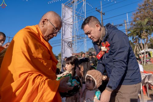 ภาพ No.281445:วันเสาร์ที่ 27 ธันวาคม พ.ศ.2568 พิธีตักบาตรพระ ๑,๐๐๐ รูป   เพื่อความเป็นสิริมงคลแก่ชีวิตและแผ่นดินไทย  มหากุศลครั้งยิ่งใหญ่แห่งปี ส่งท้ายปีเก่า ต้อนรับปีใหม่  ณ ถนนหน้าที่ว่าการอำเภอภูเรือ จังหวัดเลย