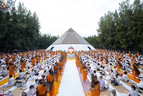 ภาพ No.69106:พิธีต้อนรับพระธรรมยาตรา ในโครงการธรรมยาตรากตัญญูบูชา มหาปูชนียาจารย์ พระมงคลเทพมุนี(สด จนฺทสโร) พระผู้ปราบมาร อนุสรณ์สถาน 7 แห่ง ปีที่ 11 วันที่ 3 มกราคม พ.ศ. 2566 ณ อนุสรณ์สถานมหาวิหารพระมงคลเทพมุนี จ.สุพรรณบุรี