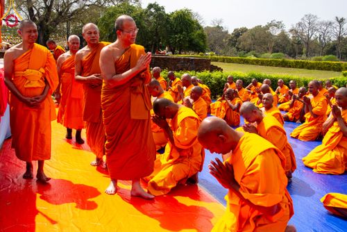 ภาพ No.314160:วันจันทร์ที่ 16 มีนาคม พ.ศ. 2569 พิธีถวายบาตรอัฐบริขาร และพิธีขอนิสัยแก่สามเณรธรรมทายาท 500 รูป ณ วิหารมายาเทวี ประเทศเนปาล