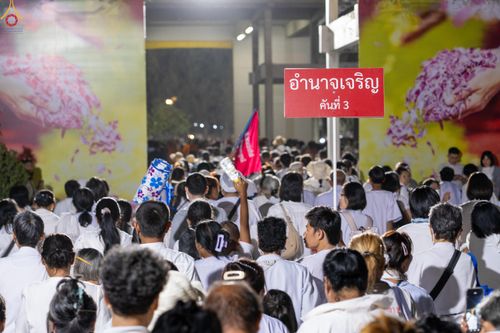 ภาพ No.290261:วันที่ 6 มกราคม พ.ศ. 2569 พิธีจุดประทีปถวายเป็นพุทธบูชา และบูชาธรรมมหาปูชนียาจารย์ (ภาพชุดที่ 2) ณ อนุสรณ์สถานมหาวิหารพระมงคลเทพมุนี (โลตัสแลนด์) อ.สองพี่น้อง จ.สุพรรณบุรี ในโครงการธรรมยาตรา กตัญญูบูชา มหาปูชนียาจารย์ พระมงคลเทพมุนี(สด จนฺทสโร) พระผู้ปรา