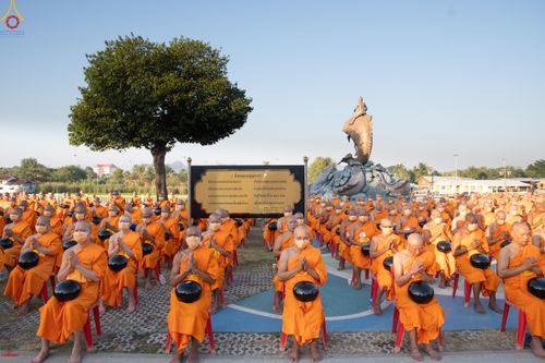 ภาพ No.282629:วันเสาร์ที่ 20 ธันวาคม พ.ศ.2568 พิธีตักบาตรพระ 10,000 รูป (ชุด 2) เนื่องในโอกาส 194 ปี จังหวัดกาญจนบุรี และอุทิศส่วนกุศลให้แด่บรรพชนทั้งหลาย บริเวณถนนสองแคว (Skywalk) เมืองกาญจนบุรี