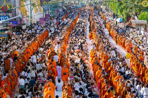 ภาพ No.311227:วันเสาร์ที่ 28 กุมภาพันธ์ พ.ศ. 2569 พิธีตักบาตรพระมหากุศล 11,250 รูป เฉลิมฉลอง 1,250 ปีศรีธรรมราชเจดีย์ สู่มรดกโลก ณ ถนนราชดำเนิน บริเวณหน้าวัดพระมหาธาตุวรมหาวิหาร อ.เมือง จ.นครศรีธรรมราช