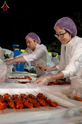 ภาพ No.293426:วันที่ 13 มกราคม พ.ศ. 2569 พิธีถวายภัตตาหารเป็นสังฆทาน แด่พระธรรมยาตรา ณ อนุสรณ์สถานมหาวิหารพระมงคลเทพมุนี (โลตัสแลนด์) อ.สองพี่น้อง จ.สุพรรณบุรี ในโครงการธรรมยาตรา กตัญญูบูชา มหาปูชนียาจารย์ พระมงคลเทพมุนี(สด จนฺทสโร) พระผู้ปราบมาร อนุสรณ์สถาน 7 แห่ง ปี