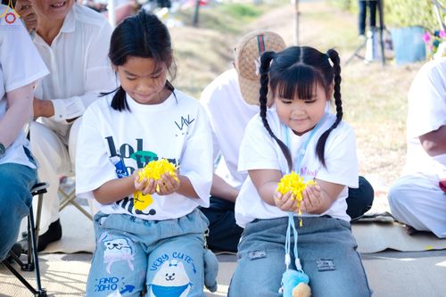 ภาพ No.287690:วันที่ 3 มกราคม พ.ศ. 2569 พิธีต้อนรับพระธรรมยาตรา ครั้งที่ 2 (ภาพชุดที่ 2) ในโครงการธรรมยาตรา กตัญญูบูชา มหาปูชนียาจารย์ พระมงคลเทพมุนี(สด จนฺทสโร) พระผู้ปราบมาร อนุสรณ์สถาน 7 แห่ง ปีที่ 14 ณ อนุสรณ์สถานมหาวิหารพระมงคลเทพมุนี (โลตัสแลนด์) อ.สองพี่น้อง จ.