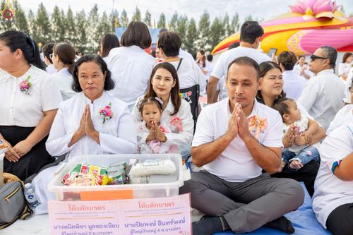 ภาพ No.302621:วันที่ 24 มกราคม พ.ศ. 2569 พิธีตักบาตรพระธรรมยาตรา(ภาพชุดที่ 2) ณ อนุสรณ์สถานลำดับที่ 5 สถานที่เผยแผ่วิชชาธรรมกายครั้งแรก อนุสรณ์สถานบางปลา วัดบางปลา อำเภอบางเลน จังหวัดนครปฐม ในโครงการธรรมยาตรา กตัญญูบูชา มหาปูชนียาจารย์ พระมงคลเทพมุนี(สด จนฺทสโร) พระผู