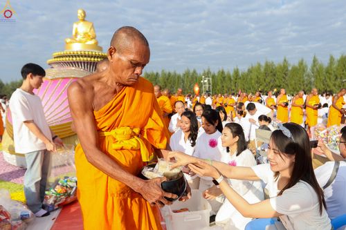 ภาพ No.302718:วันที่ 24 มกราคม พ.ศ. 2569 พิธีตักบาตรพระธรรมยาตรา(ภาพชุดที่ 2) ณ อนุสรณ์สถานลำดับที่ 5 สถานที่เผยแผ่วิชชาธรรมกายครั้งแรก อนุสรณ์สถานบางปลา วัดบางปลา อำเภอบางเลน จังหวัดนครปฐม ในโครงการธรรมยาตรา กตัญญูบูชา มหาปูชนียาจารย์ พระมงคลเทพมุนี(สด จนฺทสโร) พระผู