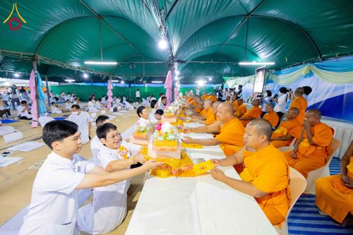 ภาพ No.300215:วันที่ 22 มกราคม พ.ศ. 2569 พิธีถวายภัตตาหารเป็นสังฆทาน แด่พระธรรมยาตรา ณ อนุสรณ์สถานบางปลา วัดบางปลา อำเภอบางเลน จังหวัดนครปฐม ในโครงการธรรมยาตรา กตัญญูบูชา มหาปูชนียาจารย์ พระมงคลเทพมุนี(สด จนฺทสโร) พระผู้ปราบมาร อนุสรณ์สถาน 7 แห่ง ปีที่ 14