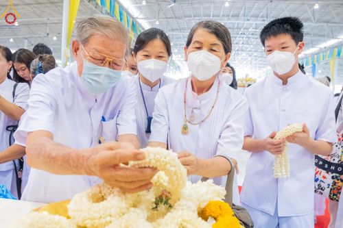 ภาพ No.78952:พิธีตักบาตร ข้าวสารอาหารแห้ง พิธีบูชาข้าวพระ ในวันอาทิตย์ต้นเดือนที่ 2 เมษายน พ.ศ. 2566