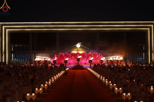 ภาพ No.90332:พิธีจุดประทีป 20,000 ดวง บูชาพระมหาธรรมกายเจดีย์ และบูชาพระมงคลเทพมุนี(สด จนฺทสโร) พระผู้ปราบมาร วันอังคารที่ 10 ตุลาคม พ.ศ. 2566 ณ ลานธรรมพระมหาธรรมกายเจดีย์ วัดพระธรรมกาย จ.ปทุมธานี