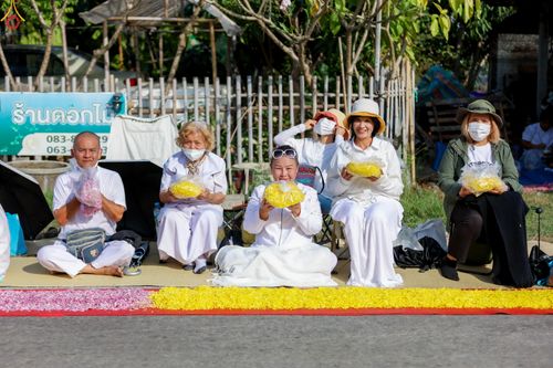 ภาพ No.287689:วันที่ 3 มกราคม พ.ศ. 2569 พิธีต้อนรับพระธรรมยาตรา ครั้งที่ 2 (ภาพชุดที่ 2) ในโครงการธรรมยาตรา กตัญญูบูชา มหาปูชนียาจารย์ พระมงคลเทพมุนี(สด จนฺทสโร) พระผู้ปราบมาร อนุสรณ์สถาน 7 แห่ง ปีที่ 14 ณ อนุสรณ์สถานมหาวิหารพระมงคลเทพมุนี (โลตัสแลนด์) อ.สองพี่น้อง จ.