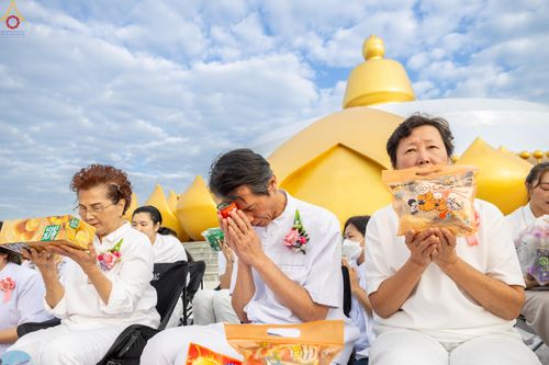 ภาพ No.302620:วันที่ 24 มกราคม พ.ศ. 2569 พิธีตักบาตรพระธรรมยาตรา(ภาพชุดที่ 2) ณ อนุสรณ์สถานลำดับที่ 5 สถานที่เผยแผ่วิชชาธรรมกายครั้งแรก อนุสรณ์สถานบางปลา วัดบางปลา อำเภอบางเลน จังหวัดนครปฐม ในโครงการธรรมยาตรา กตัญญูบูชา มหาปูชนียาจารย์ พระมงคลเทพมุนี(สด จนฺทสโร) พระผู