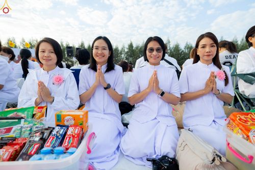 ภาพ No.302599:วันที่ 24 มกราคม พ.ศ. 2569 พิธีตักบาตรพระธรรมยาตรา(ภาพชุดที่ 2) ณ อนุสรณ์สถานลำดับที่ 5 สถานที่เผยแผ่วิชชาธรรมกายครั้งแรก อนุสรณ์สถานบางปลา วัดบางปลา อำเภอบางเลน จังหวัดนครปฐม ในโครงการธรรมยาตรา กตัญญูบูชา มหาปูชนียาจารย์ พระมงคลเทพมุนี(สด จนฺทสโร) พระผู