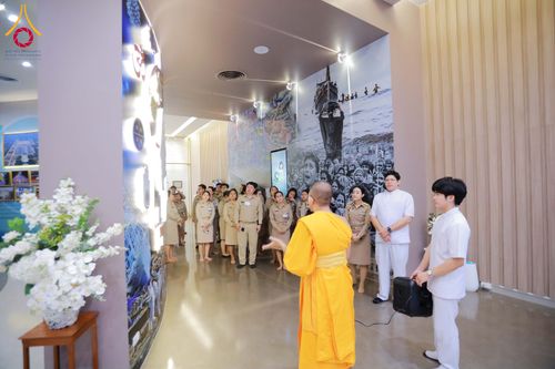 ภาพ No.311562:วันจันทร์ที่ 23 กุมภาพันธ์ พ.ศ. 2569 เปิดโลกทัศน์ผู้บริหารสถานศึกษายุคใหม่ เรียนรู้ต้นแบบการพัฒนาคนผ่านพลัง “บวร–V-Star” ผู้เข้ารับการพัฒนาตามโครงการ สพฐ. ศึกษาดูงานวัดพระธรรมกาย เสริมภาวะผู้นำคุณธรรมสู่การบริหารโรงเรียนอย่างยั่งยืน ณ อาคาร 100 ปี คุณยาย