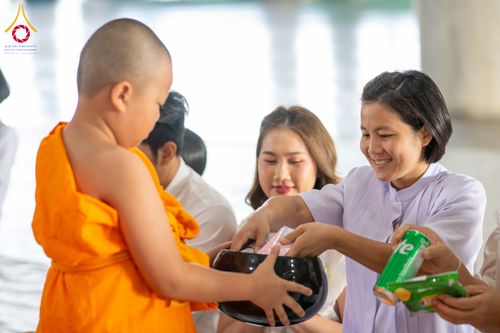 ภาพ No.340006:วันอาทิตย์ที่ 19 กรกฎาคม พ.ศ.2569 พิธีตักบาตรโครงการบรรพชาสามเณรนานาชาติ รุ่นที่ 15 ณ มหารัตนวิหารคด 6 วัดพระธรรมกาย