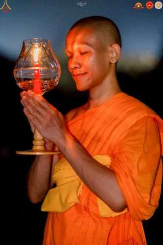 ภาพ No.224670:วันจันทร์ที่ 12 พฤษภาคม พ.ศ. 2568  ชาวพุทธในอินโดนีเซีย ร่วมฉลองวิสาขบูชาจุดประทีปกว่า 200,000 ดวง ณ พระมหาเจดีย์บรมพุทโธ  เจริญพุทธมนต์ถวาย “พระวชิรเกล้าเจ้าอยู่หัว”