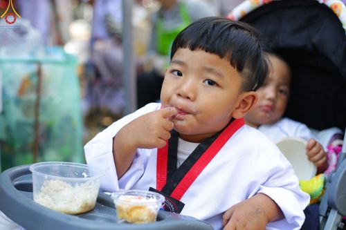 ภาพ No.194057:วัดพระธรรมกาย จัดงานวันเด็กแห่งชาติ ประจำปี พ.ศ.2568 ออกร้านอาหาร 200 ร้าน มอบของขวัญหลายหมื่นชิ้น วันที่ 12 มกราคม พ.ศ. 2568 วัดพระธรรมกาย อ.คลองหลวง จ.ปทุมธานี