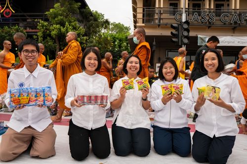 ภาพ No.126235:พิธีทำบุญเมืองนครราชสีมา ฉลอง 556 ปี ตักบาตรพระ 10,000 รูป ในวันเสาร์ที่ 2 มีนาคม พ.ศ.2567 ณ อนุสาวรีย์ท้าวสุรนารี จ.นครราชสีมา จัดโดย คณะสงฆ์จังหวัดนครราชสีมา ร่วมกับสำนักงานจังหวัดนครราชสีมา