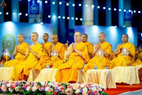 ภาพ No.224154:วันวิสาขบูชา วันอาทิตย์ที่ 11 พฤษภาคม พ.ศ. 2568 พิธีจุดวิสาขประทีป ,  พิธีเวียนประทักษิณรอบพระมหาธรรมกายเจดีย์ , พิธีฉลองชัยสวดมนต์บทธัมมจักกัปปวัตตนสูตร ครบ 7,357,000,000 จบ ณ มหารัตนวิหารคด วัดพระธรรมกาย