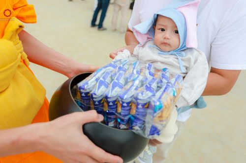 ภาพ No.118658:พิธีตักบาตรพระธรรมยาตรา ปีที่ 12 ณ อนุสรณ์สถานลำดับที่ 5 สถานที่เผยแผ่วิชชาธรรมกายครั้งแรก อนุสรณ์สถานบางปลา จ.นครปฐม วันที่ 25 มกราคม พ.ศ. 2567