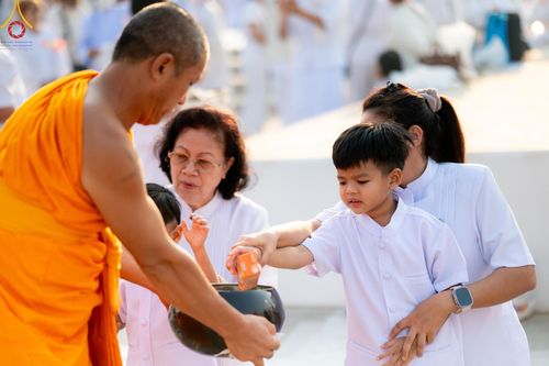 ภาพ No.201219:พิธีตักบาตรพระธรรมยาตรา ณ อนุสรณ์สถานลำดับที่ 5 สถานที่เผยแผ่วิชชาธรรมกายครั้งแรก อนุสรณ์สถานบางปลา วัดบางปลา อำเภอบางเลน จังหวัดนครปฐม ในโครงการธรรมยาตรา กตัญญูบูชา มหาปูชนียาจารย์ พระมงคลเทพมุนี(สด จนฺทสโร) พระผู้ปราบมาร อนุสรณ์สถาน 7 แห่ง ปีที่ 13