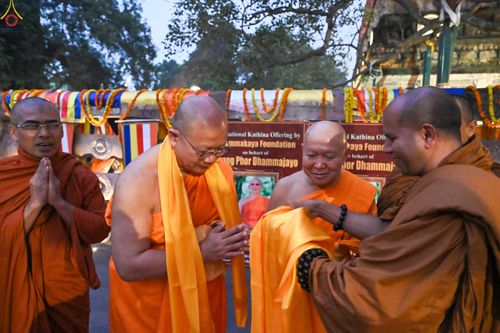 ภาพ No.284093:วันที่ ๔ พฤศจิกายน พุทธศักราช ๒๕๖๘ กฐินสมทบวัดต่างประเทศ โดยคณะศิษยานุศิษย์ บูชาธรรม 81 ปี หลวงพ่อธัมมชโย ณ วัดมหาโพธิ์ เมืองพุทธคยา ประเทศอินเดีย