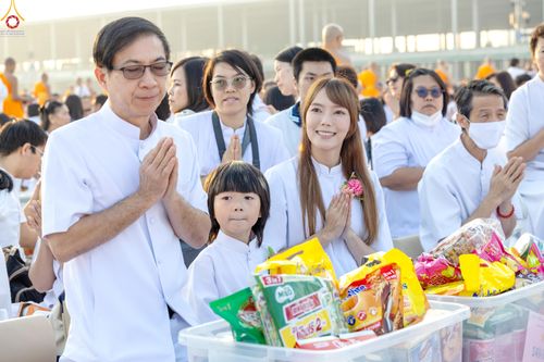 ภาพ No.279840:วันที่ 1 มกราคม พ.ศ.2569 พิธีตักบาตรในวันขึ้นปีใหม่ ณ ลานธรรม วัดพระธรรมกาย