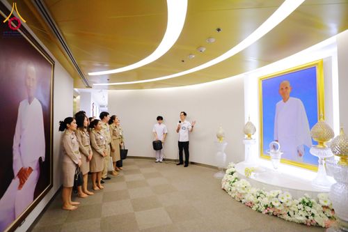 ภาพ No.311493:วันจันทร์ที่ 23 กุมภาพันธ์ พ.ศ. 2569 เปิดโลกทัศน์ผู้บริหารสถานศึกษายุคใหม่ เรียนรู้ต้นแบบการพัฒนาคนผ่านพลัง “บวร–V-Star” ผู้เข้ารับการพัฒนาตามโครงการ สพฐ. ศึกษาดูงานวัดพระธรรมกาย เสริมภาวะผู้นำคุณธรรมสู่การบริหารโรงเรียนอย่างยั่งยืน ณ อาคาร 100 ปี คุณยาย