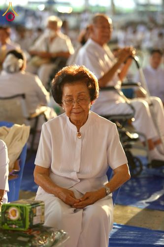 ภาพ No.215154:วันอาทิตย์ต้นเดือนที่ 6 เมษายน พ.ศ. 2568 พิธีตักบาตรข้าวสารอาหารแห้ง ณ บ้านแก้วเรือนทองคุณยาย สภาธรรมกายสากล วัดพระธรรมกาย