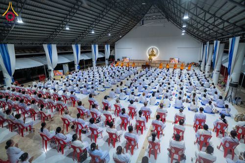 ผู้เข้าร่วมโครงการอบรมอุบาสกอุบาสิกาแก้วจำนวนมากนั่งปฏิบัติธรรมภายในอาคาร
