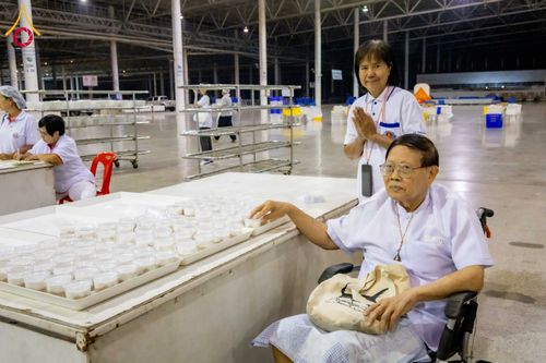 ภาพ No.305226:วันที่ 29 มกราคม พ.ศ. 2569 พิธีถวายภัตตาหารเป็นสังฆทาน แด่พระธรรมยาตรา ณ วัดพระธรรมกาย  จังหวัดปทุมธานี ในโครงการธรรมยาตรา กตัญญูบูชา มหาปูชนียาจารย์ พระมงคลเทพมุนี(สด จนฺทสโร) พระผู้ปราบมาร อนุสรณ์สถาน 7 แห่ง ปีที่ 14