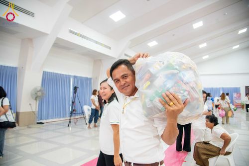 ภาพ No.321906:วันที่ 12 เมษายน พ.ศ.2569 ตักบาตรสงกรานต์ฉลองสามเณรใหม่  ณ ศูนย์ปฏิบัติธรรมระยอง(บ้านช่องลม)