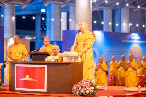 ภาพ No.280421:วันที่ 31 ธันวาคม พ.ศ.2568 -วันที่ 1 มกราคม พ.ศ.2569 พิธีฉลองชัยสวดมนต์บทธัมมจักกับปปวัตนสูตร ครบ 8,000,000,000 จบ , พิธีสวดมนต์ข้ามปี ณ วัดพระธรรมกาย