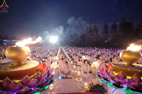 ภาพ No.70286:พิธีจุดประทีปถวายเป็นพุทธบูชา และบูชาธรรมมหาปูชนียาจารย์ ในโครงการธรรมยาตรากตัญญูบูชา มหาปูชนียาจารย์ พระมงคลเทพมุนี(สด จนฺทสโร) พระผู้ปราบมาร ปีที่ 11 ณ อนุสรณ์สถานลำดับที่ 2 สถานที่ตั้งมโนปณิธานบวชตลอดชีวิต อนุสรณ์สถานคลองบางนางแท่น อ.สามพราน จ.นครปฐม 