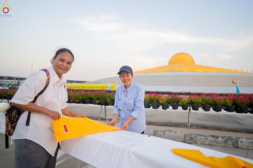 ภาพ No.321211:วันที่ 10-11 เมษายน พ.ศ.2569 การเตรียมกล่องไทยธรรม และการติดผ้ารับประเคน เพื่องานถวายมหาสังฆทาน 40,000 กว่าวัดทั่วประเทศ วันคุ้มครองโลก 22 เมษายน พ.ศ.2569 วัดพระธรรมกาย