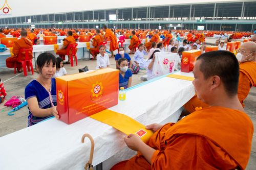 ภาพ No.324747:วันที่ 22 เมษายน พ.ศ.2569 (วันคุ้มครองโลก) บรรยากาศสาธุชน ในงานถวายมหาสังฆทาน 40,000 กว่าวัดทั่วประเทศ ณ ลานธรรม วัดพระธรรมกาย